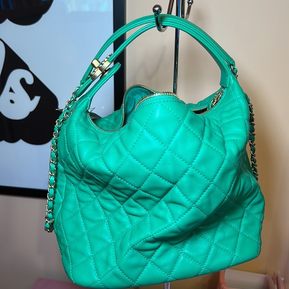 AUTHENTIC Chanel Hobo bag in vibrant Green - Picture 5 of 8